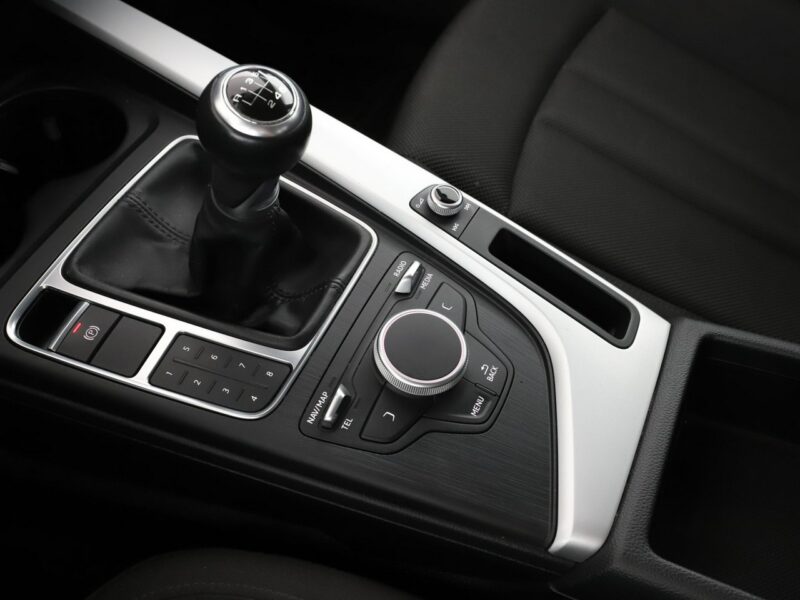 Audi A4 navi xenon klima auto grzane fotele czujniki parkowania B9 (2015-)