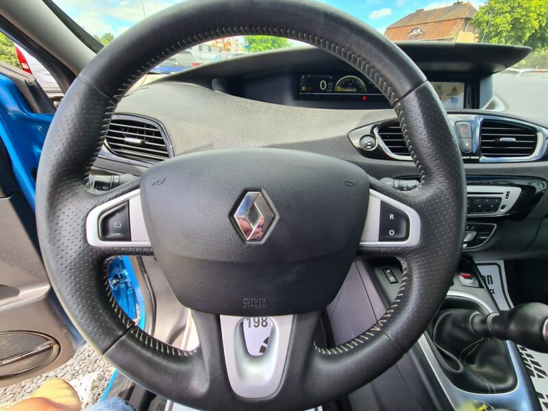 Renault Scenic BOSE Navi Kamera 2xPDC Grzane Fotele Półskóry Klimatronik Sensory Led III (2009-2016)