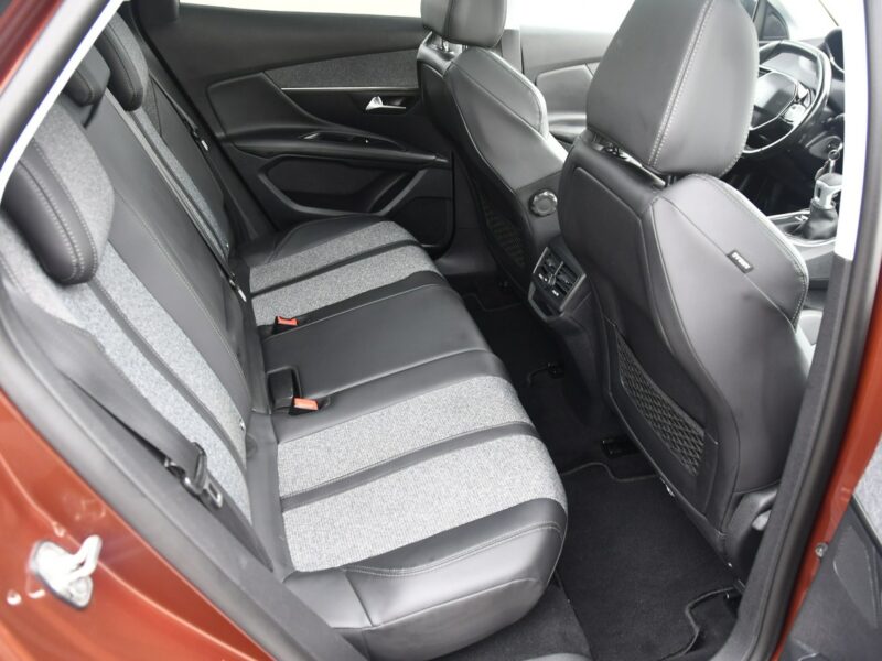 Peugeot 3008 1,2Turbo GT-Line.Ledy.Bi-Xenon.Panorama Dach.Klimatr 2 str. Kamera Cof II (2016-)
