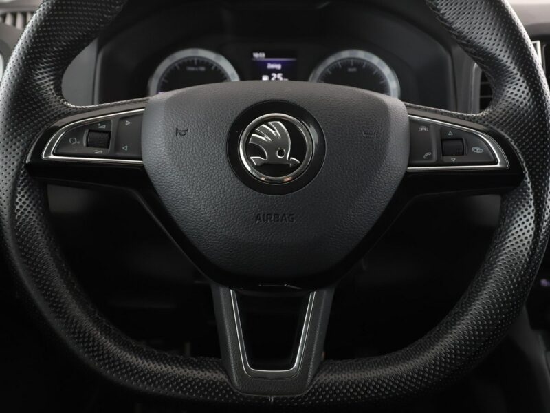 Škoda Karoq full LED navi klima auto czujniki parkowania grzane fotele