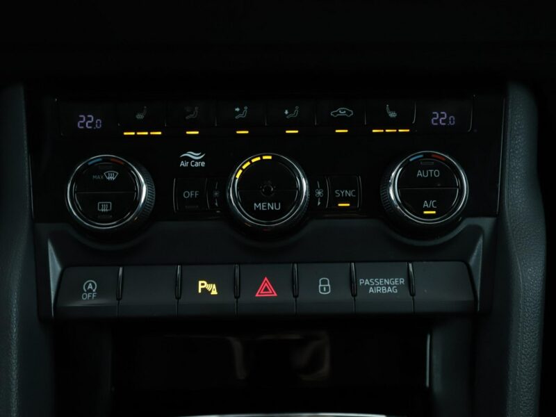 Škoda Karoq full LED navi klima auto czujniki parkowania grzane fotele