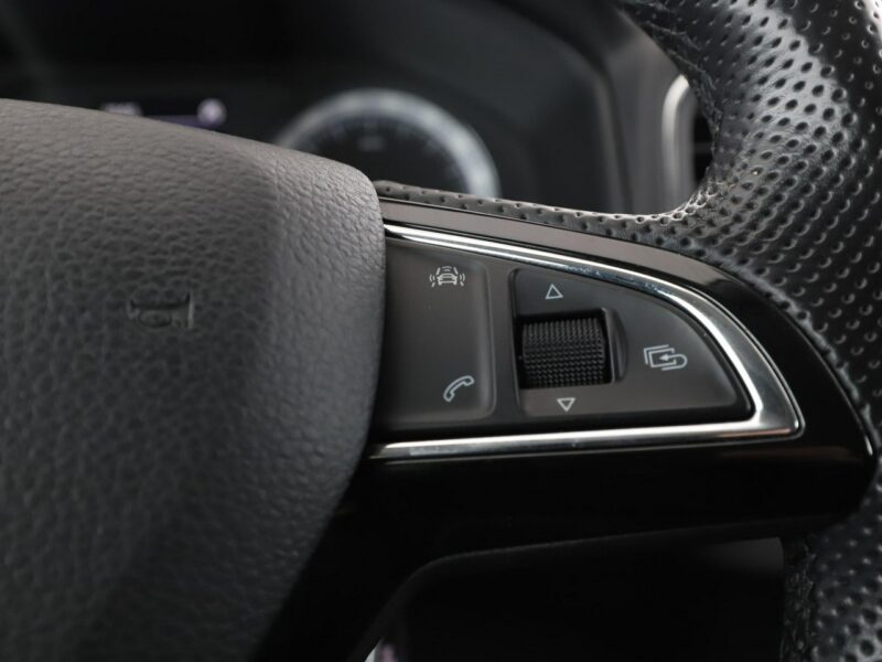 Škoda Karoq full LED navi klima auto czujniki parkowania grzane fotele