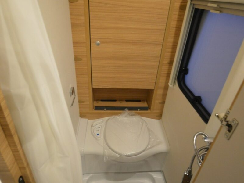 przyczepy kempingowe Dethleffs Camper 470 FR Od ręki - Przyczepa z podkową i łóżkiem francuskim! Ogrzewanie Combi 4