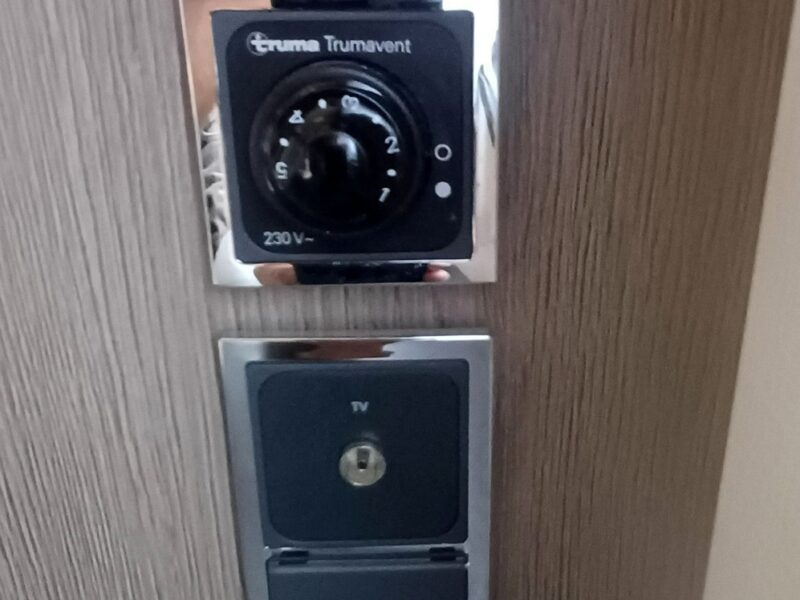 przyczepy kempingowe A.T.M RUBIS 410 Ogrzewanie elektr-gaz.Prysznic Kuchenka Lodówka,rozkładany przedsionek