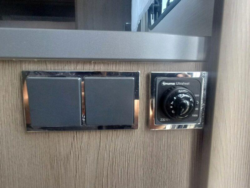 przyczepy kempingowe A.T.M RUBIS 410 Ogrzewanie elektr-gaz.Prysznic Kuchenka Lodówka,rozkładany przedsionek