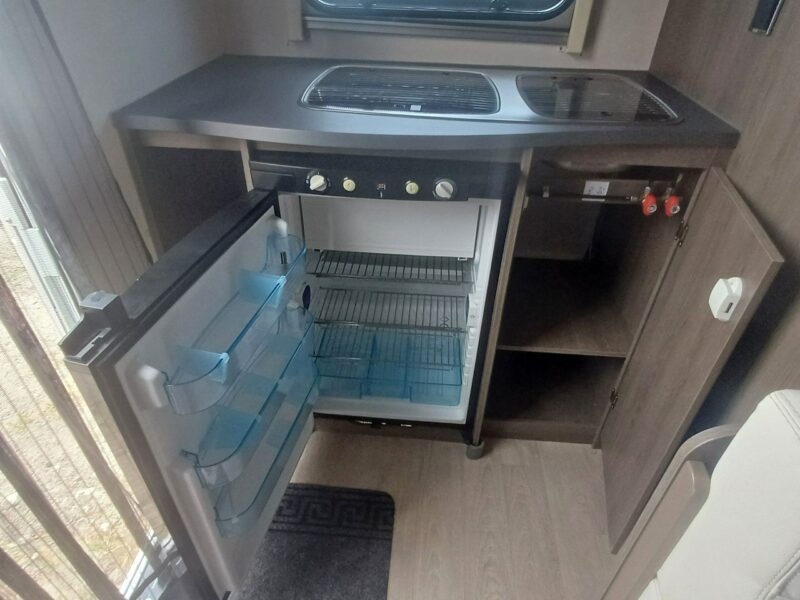 przyczepy kempingowe A.T.M RUBIS 410 Ogrzewanie elektr-gaz.Prysznic Kuchenka Lodówka,rozkładany przedsionek
