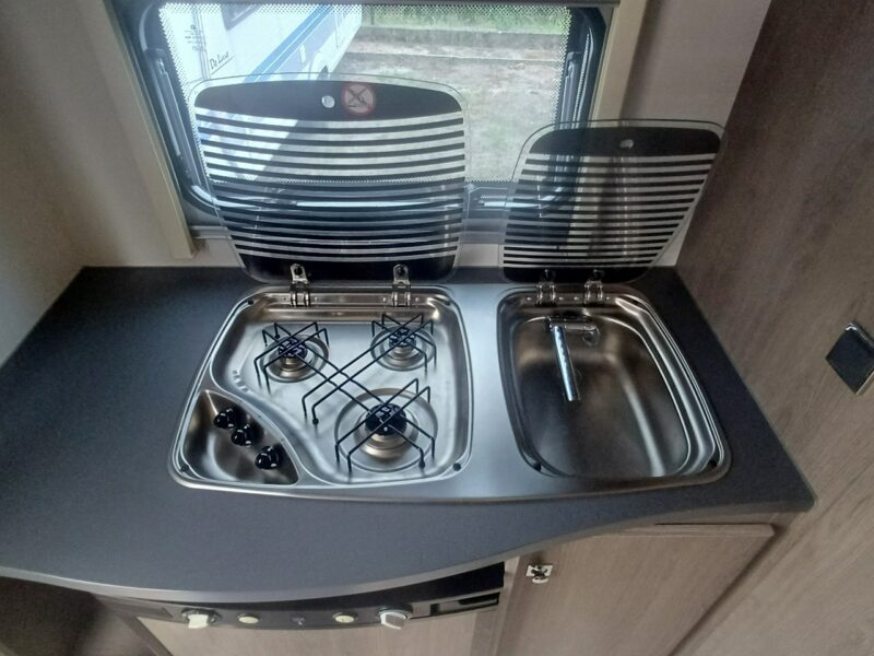przyczepy kempingowe A.T.M RUBIS 410 Ogrzewanie elektr-gaz.Prysznic Kuchenka Lodówka,rozkładany przedsionek