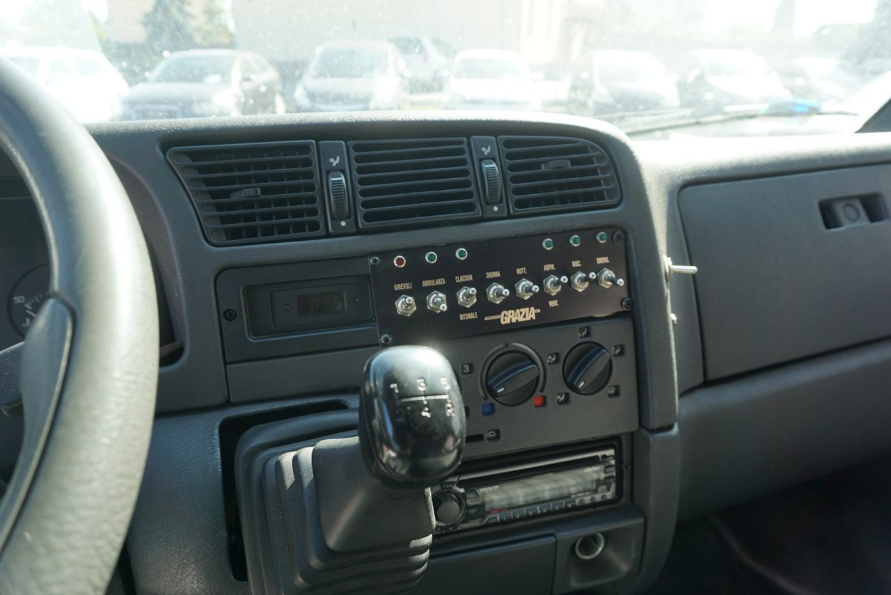 Peugeot Boxer sanitarka transportowa z miejscem do leżenia i wyposażeniem, I (1994-2006)